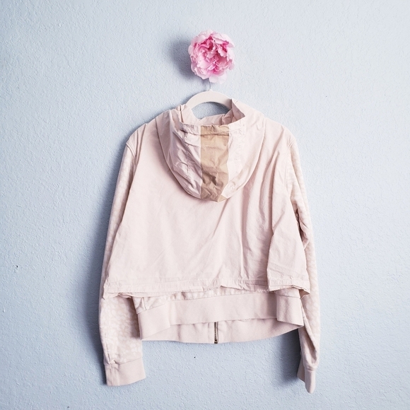 Fabletics Cream Leopard Print Lisi Boxy Jacket - Picture 8 of 8